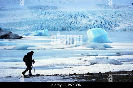 Eisberge, einige größer als die Größe von Häusern, sitzen gefroren auf dem Fjallsarlon Gletschersee am südlichen Ende der Eiskappe des Vatnajokull in Island. Bilddatum: Montag, 7. März 2022. Stockfoto