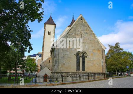 Der Bau der Marienkirche (Mariakirken) wurde um 1180 abgeschlossen und ist damit das älteste erhaltene Gebäude in Bergen, Norwegen. Stockfoto