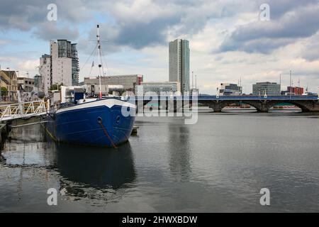 Blick auf den Fluss Lagan, vom Donegall Quay mit vielen Brücken über das Wasser und Fischerbooten im Stadtzentrum. Belfast, Nordirland. Stockfoto