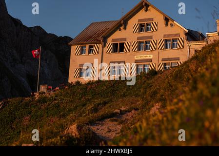 Appenzell, SCHWEIZ - 9. August 2020: Berggasthof Rotsteinpass bei Sonnenuntergang Stockfoto