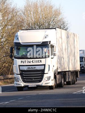 Stamford, Großbritannien. 07. März 2022. Ein LKW mit PUTIN-KILLER auf der Vorderseite des Fahrerhauses, gesehen auf der A1 in der Nähe von Stamford, Lincs. Kredit: Paul Marriott/Alamy Live Nachrichten Stockfoto