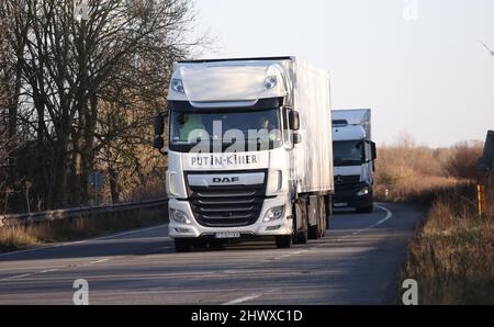 Stamford, Großbritannien. 07. März 2022. Ein LKW mit PUTIN-KILLER auf der Vorderseite des Fahrerhauses, gesehen auf der A1 in der Nähe von Stamford, Lincs. Kredit: Paul Marriott/Alamy Live Nachrichten Stockfoto