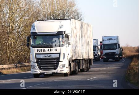 Stamford, Großbritannien. 07. März 2022. Ein LKW mit PUTIN-KILLER auf der Vorderseite des Fahrerhauses, gesehen auf der A1 in der Nähe von Stamford, Lincs. Kredit: Paul Marriott/Alamy Live Nachrichten Stockfoto