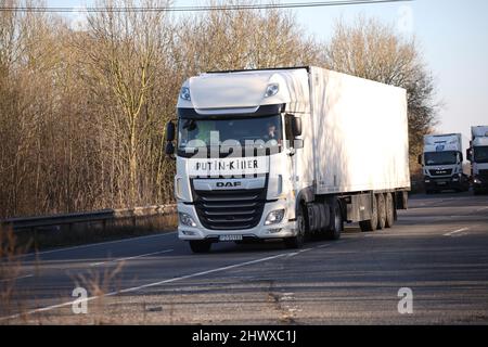 Stamford, Großbritannien. 07. März 2022. Ein LKW mit PUTIN-KILLER auf der Vorderseite des Fahrerhauses, gesehen auf der A1 in der Nähe von Stamford, Lincs. Kredit: Paul Marriott/Alamy Live Nachrichten Stockfoto