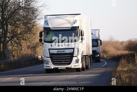 Stamford, Großbritannien. 07. März 2022. Ein LKW mit PUTIN-KILLER auf der Vorderseite des Fahrerhauses, gesehen auf der A1 in der Nähe von Stamford, Lincs. Kredit: Paul Marriott/Alamy Live Nachrichten Stockfoto