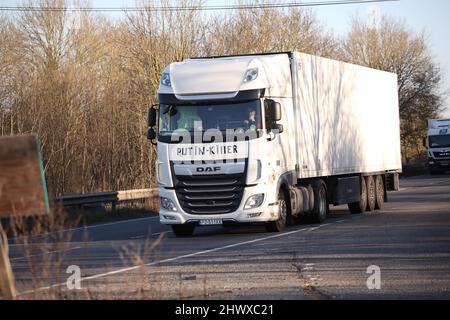 Stamford, Großbritannien. 07. März 2022. Ein LKW mit PUTIN-KILLER auf der Vorderseite des Fahrerhauses, gesehen auf der A1 in der Nähe von Stamford, Lincs. Kredit: Paul Marriott/Alamy Live Nachrichten Stockfoto