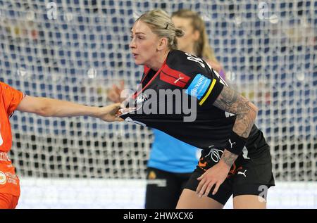 Krefeld, Deutschland. 03. Mär, 2022. firo: 03/03/2022 Handball: Frauen Frauen Landschaftsspiel EM, Qualifikation DHB Frauen Nationalmannschaft. Deutschland - Niederlande, Holland Luisa Schulze, Duels Credit: dpa/Alamy Live News Stockfoto