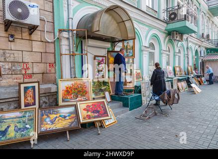 Gemälde und Bilder zum Verkauf an Touristen als Souvenirs auf der Straße in der Nähe der Andriivs'kyi-Abfahrt in Kiew, Ukraine Stockfoto