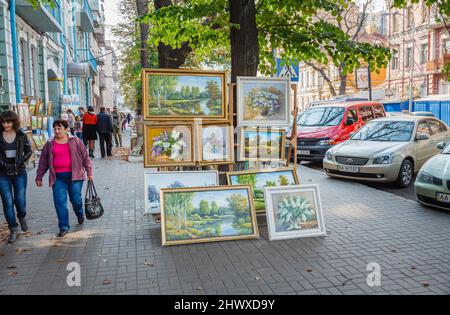 Gemälde und Bilder zum Verkauf an Touristen als Souvenirs auf der Straße in der Nähe der Andriivs'kyi-Abfahrt in Kiew, Ukraine Stockfoto