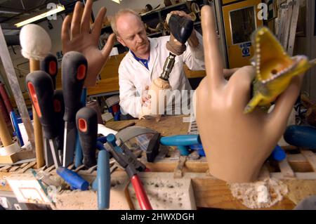 Ein Techniker, der in einer Prothesenwerkstatt ein prothetisches Bein baut.(MODEL RELEASED) Stockfoto