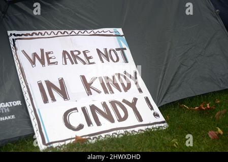 Christchurch, Neuseeland, 22. Februar 2021: Schilder am Cranmer Square Mandatsdemonstration in Christchurch. Aktivisten schlugen Zelte auf und besetzten den Platz friedlich vom 14.2.22. Bis zum 10,3.22. Stockfoto