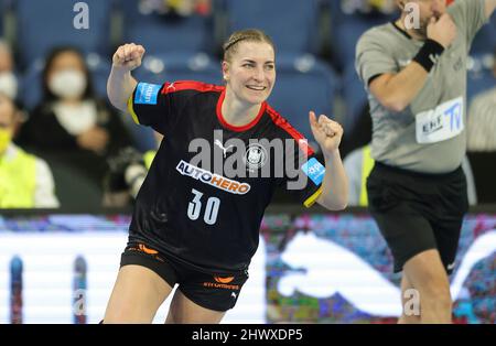 Krefeld, Deutschland. 03. Mär, 2022. firo: 03/03/2022 Handball: Frauen Frauen Landschaftsspiel EM, Qualifikation DHB Frauen Nationalmannschaft. Deutschland - Niederlande, Holland Jubilation, Jenny Behrend Credit: dpa/Alamy Live News Stockfoto