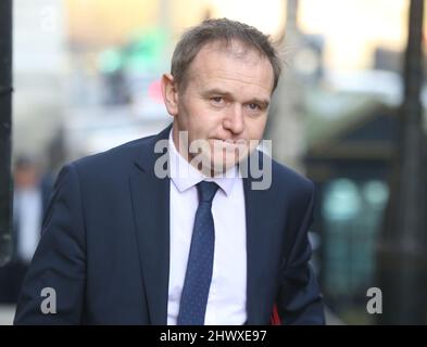 George Eustice, Staatssekretär für Umwelt, Ernährung und Angelegenheiten des ländlichen Raums, kommt in der Downing Street in London an. Bilddatum: Dienstag, 8. März 2022. Stockfoto
