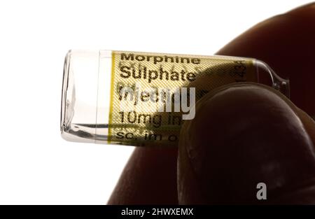 Nahaufnahme von 10mg liquid Morphin Sulfat in einer Glasflasche. Stockfoto