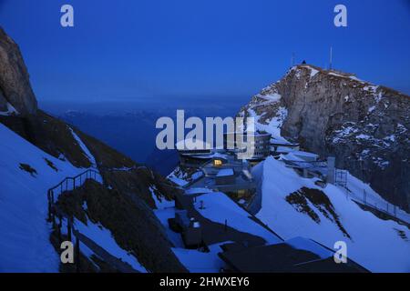 Oberhaupt, Gipfel des Pilatus in der blauen Stunde. Sonnenuntergangsszene in den Schweizer Alpen. Stockfoto