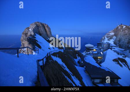 Oberhaupt, Gipfel des Pilatus in der blauen Stunde. Stockfoto