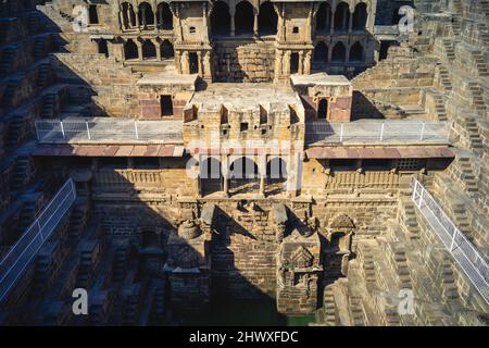 Chand Baori Steppwell im Dorf Abhaneri in der Nähe von Bandikui in Rajasthan, indien Stockfoto