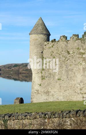 Turm und Außenwand von Parke's Castle, einem Schloss aus dem 17.. Jahrhundert am Ufer des Lough Gill, County Leitrim, Irland Stockfoto