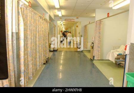 Eine leere Krankenhausabteilung in der Unfall- und Notaufnahme des Whipps Cross University Hospital London, Großbritannien. Stockfoto