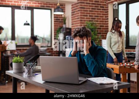 Nachdenkliche zweifelhafte Geschäftsmann Brainstorming Ideen arbeiten bei Marketing-Projekt in Startup-Büro. Ernsthafter Unternehmer, der an der Unternehmensstrategie denkt. Verschiedene Unternehmen planen die Zusammenarbeit im Unternehmen Stockfoto
