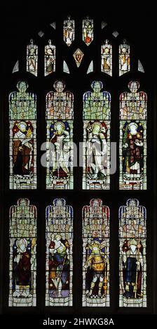 Ein Buntglasfenster beim Kempe Studio. Darstellung von Heiligen und Bischöfen, St. Bartholomew's Church, Much Marcle, Herefordshire Stockfoto