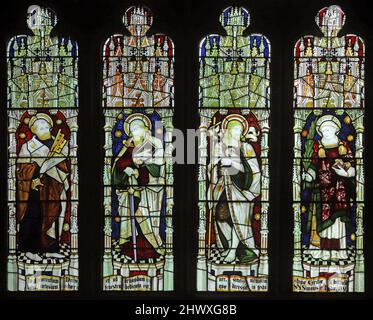 Ein Buntglasfenster beim Kempe Studio. Darstellung der Heiligen Peter, Paul, Johannes der Täufer und Stephen, St. Bartholomew's Church, Much Marcle, Hereford Stockfoto