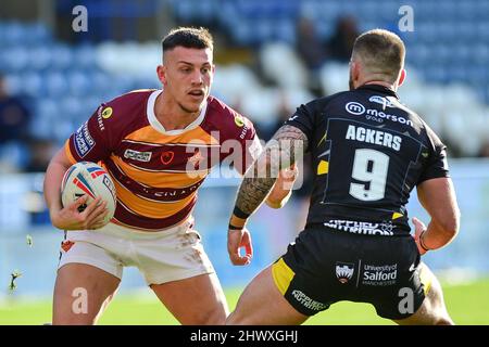 Huddersfield, England - 6.. März 2022 - Owen Trout (17) von Huddersfield Giants tritt während der Rugby League Betfred Super League Runde 4 in Huddersfield Giants gegen Salford Red Devils im John Smith's Stadium, Huddersfield, UK Dean Williams gegen Andy Ackers (9) von Salford Red Devils an Stockfoto