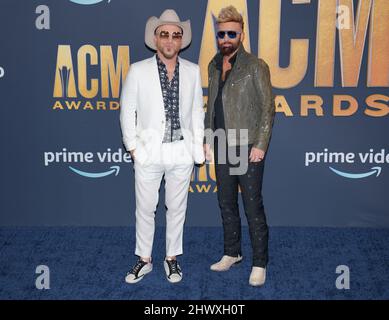 Las Vegas, USA. 07. März 2022. Locash kommt bei den Academy of Country Music Awards 57. an, die am Montag, den 7. März 2022, im Allegiant Stadium Way in Las Vegas, NV, abgehalten werden. (Foto von Stephen Sylvanie/Sipa USA) Quelle: SIPA USA/Alamy Live News Stockfoto