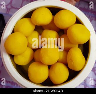 Orange gefärbte Rasgulla oder Kamola Bhog ist eine Art von indischen Süßigkeiten und diese Süßigkeiten sind sehr beliebt und berühmt in Westbengalen Indien. Stockfoto