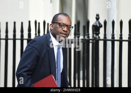 London, Großbritannien. 8. März 2022. Kwasi Kwarteng Buisness Secretary kommt in Downing Street zu einer Kabinettssitzung Quelle: MARTIN DALTON/Alamy Live News Stockfoto