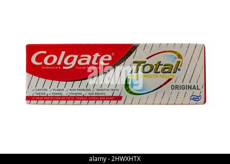 Box von Colgate Total Ganzmund Gesundheit original antibakterielle & fluoridhaltige Zahnpasta auf weißem Hintergrund isoliert Stockfoto