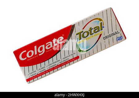 Box von Colgate Total Ganzmund Gesundheit original antibakterielle & fluoridhaltige Zahnpasta auf weißem Hintergrund isoliert Stockfoto