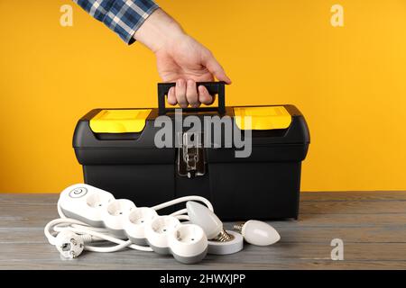 Konzept des Elektrikers oder der elektrischen Werkzeuge auf Holztisch Stockfoto
