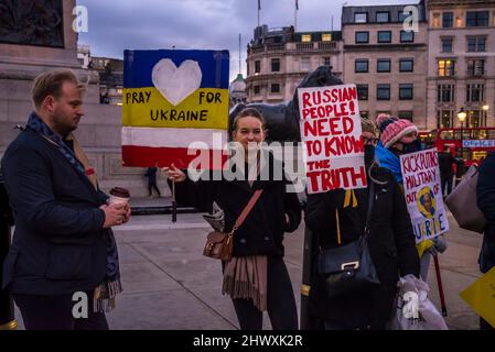 Frau mit Plakat „Russische Menschen müssen die Wahrheit wissen“, Trafalgar Square, London, Großbritannien 6.. März 2022 Stockfoto