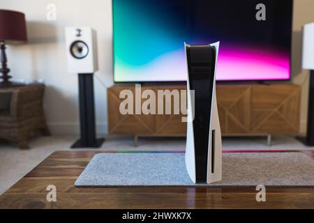 PlayStation 5 Videospielkonsole und PS5-Controller per Wohnzimmer tv Stockfoto