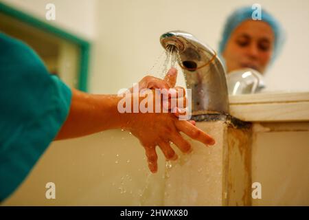 Chirurg wäscht sich die Hände vor der Operation (MODEL RELEASED) Stockfoto