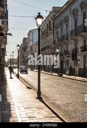 Ein Blick auf die ruhige Hauptstraße von Adrano, Sizilien, Italien Stockfoto