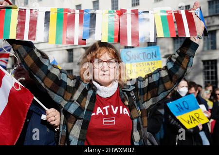 England, London, Menschen, die gegen die russische Invasion in der Ukraine protestieren. Stockfoto