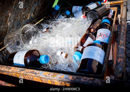 Glasflaschen, die Chemikalien enthalten, Abfallmanagement-Konzept Stockfoto