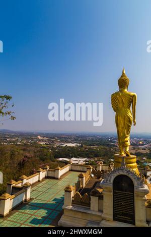 Golden buddha Statue stehen auf Bergtempel Blick auf die Stadt Nan Thailand Stockfoto