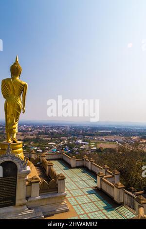 Golden buddha Statue stehen auf Bergtempel Blick auf die Stadt Nan Thailand Stockfoto