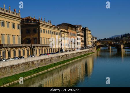 Blick auf den Lungarno degli Acciaiuoli in Richtung Ponte Vecchio in Florenz Stockfoto