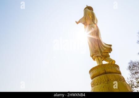 Golden buddha Statue stehen auf Bergtempel Blick auf die Stadt Nan Thailand Stockfoto