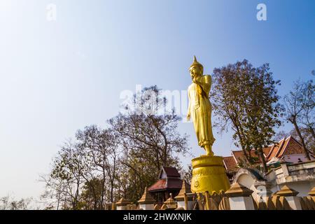 Golden buddha Statue stehen auf Bergtempel Blick auf die Stadt Nan Thailand Stockfoto