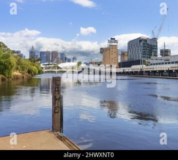 Melbourne, Victoria, Australien - AAMI Park Stadium by Cox Architecture mit Skyline über den Fluss Yarra Stockfoto