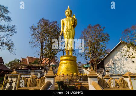 Golden buddha Statue stehen auf Bergtempel Blick auf die Stadt Nan Thailand Stockfoto