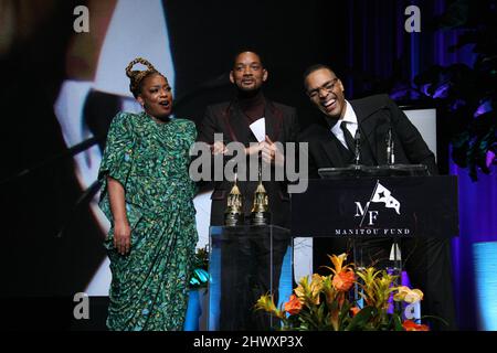 Will Smith, Aunjanue Ellis und Reinaldo Marcus Green haben am 6. März 2022 im Arlington Theatre in Santa Barbara, Kalifornien, auf der Bühne des „Outstanding Performers of the Year Award“ während des jährlichen Santa Barbara International Film Festivals 37. gesehen. Foto: Crash/imageSPACE/MediaPunch Stockfoto