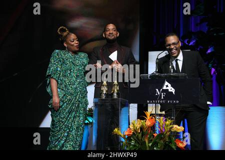 Will Smith, Aunjanue Ellis und Reinaldo Marcus Green haben am 6. März 2022 im Arlington Theatre in Santa Barbara, Kalifornien, auf der Bühne des „Outstanding Performers of the Year Award“ während des jährlichen Santa Barbara International Film Festivals 37. gesehen. Foto: Crash/imageSPACE/MediaPunch Stockfoto