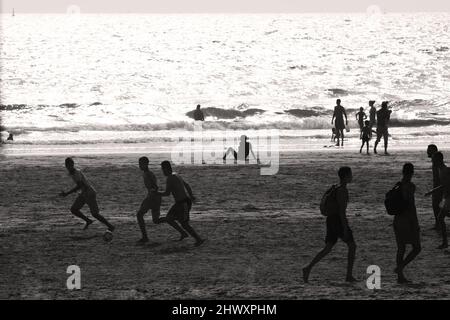 Schwarzer und weißer sonniger Tag am Afrikanischen Strand. Stockfoto