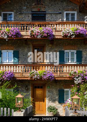 Typisches Haus des Chiemgauer Bezirks im Dorf Nussdorf, Inntal bei Rosenheim. Bayern, Deutschland Stockfoto